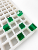 Moule à gummies cubes de 2.85 mL, 315 cavités — vue en angle avec gummies translucides vert émeraude