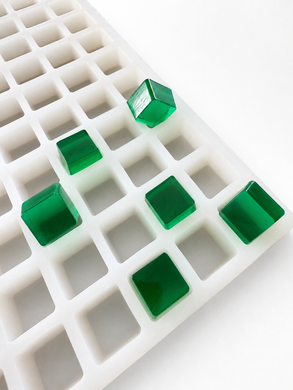 Moule à gummies cubes de 2.85 mL, 315 cavités — vue en angle avec gummies translucides vert émeraude