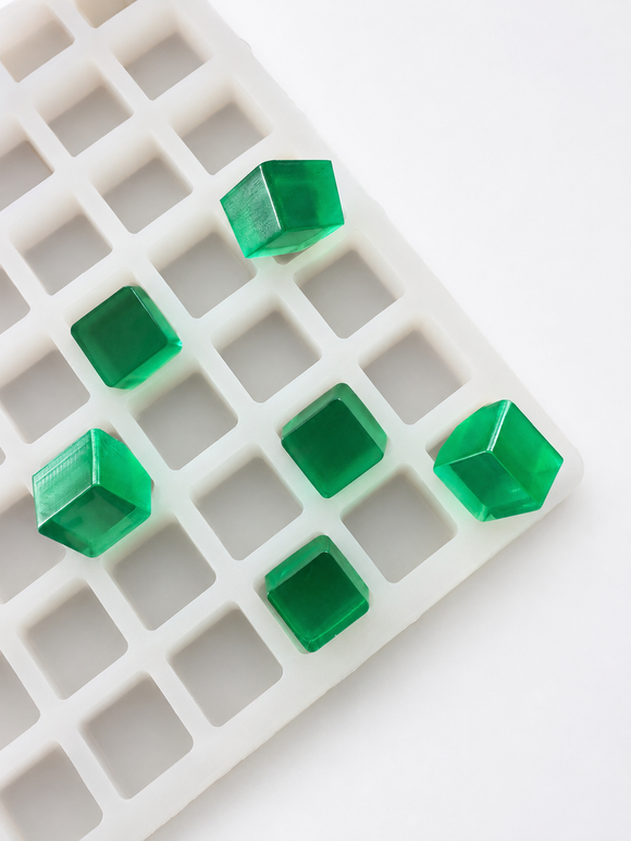 Gros plan du moule à gummies cubes de 2.85 mL à 315 cavités, montrant la profondeur et les gummies verts