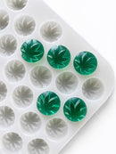 Moule à gummies feuille de 3.1 mL, 185 cavités — vue en angle avec gummies vert émeraude