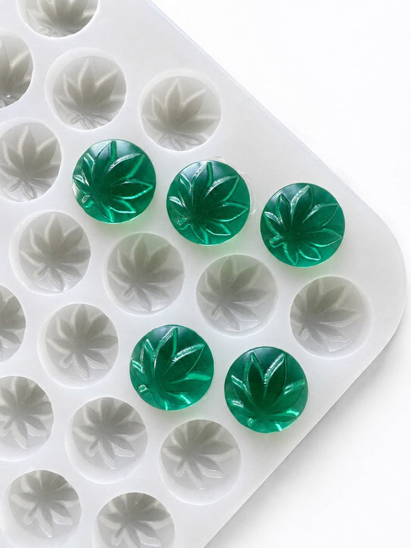 Moule à gummies feuille de 3.1 mL, 185 cavités — vue en angle avec gummies vert émeraude
