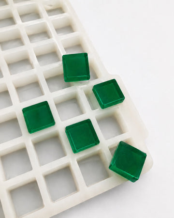 Moule à gummies cubes de 3.2 mL, 270 cavités — vue en angle avec gummies vert émeraude