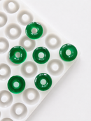 Moule à gummies anneau pêche de 3.4 mL - 108 cavites - vue en angle, avec des gummies vert émeraude, translucides