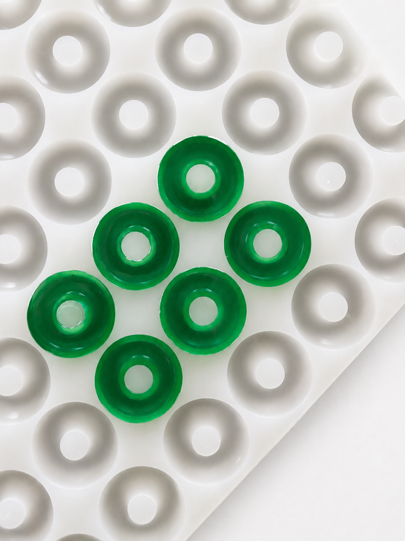 Moule à gummies anneau pêche de 3.4 mL - 108 cavites - gros plan, avec des gummies vert émeraude