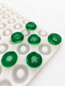 Moule à gummies anneau pêche de 3.4 mL - 108 cavites - vue du produit, sur fond blanc, avec des gummies vert émeraude