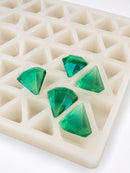 Moule à gummies diamant de 3.5 mL - 173 cavites - gros plan, sur fond blanc, avec des gummies vert émeraude