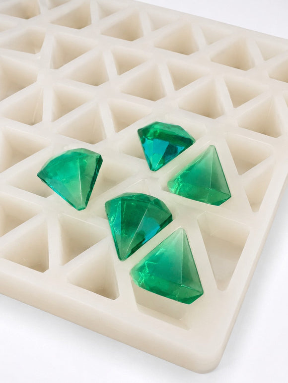 Moule à gummies diamant de 3.5 mL - 173 cavites - gros plan, sur fond blanc, avec des gummies vert émeraude