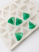 Moule à gummies diamant de 3.5 mL - 173 cavites - vue en angle, avec des gummies vert émeraude, translucides