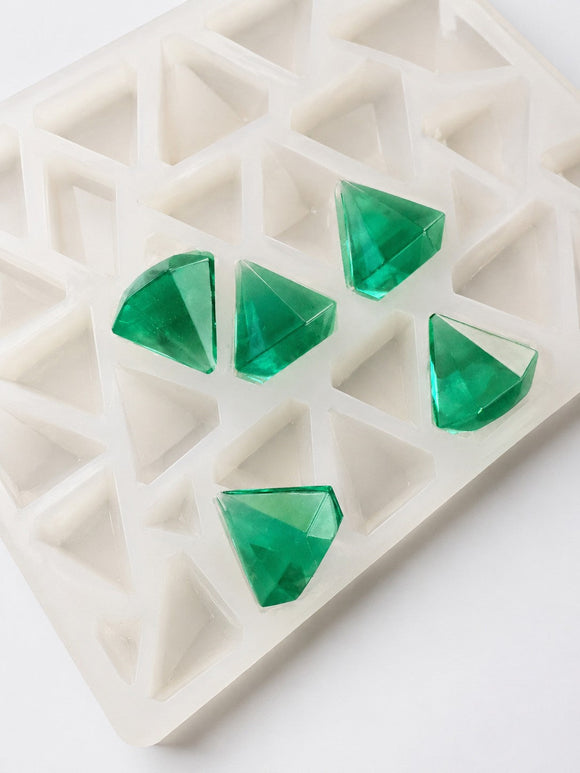 Moule à gummies diamant de 3.5 mL - 173 cavites - vue en angle, avec des gummies vert émeraude, translucides