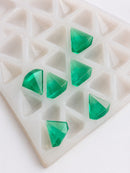 Moule à gummies diamant de 3.5 mL - 173 cavites - vue détaillée, avec des gummies vert émeraude