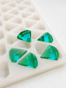 Moule à gummies diamant de 3.5 mL - 173 cavites - gros plan en angle, avec des gummies vert émeraude