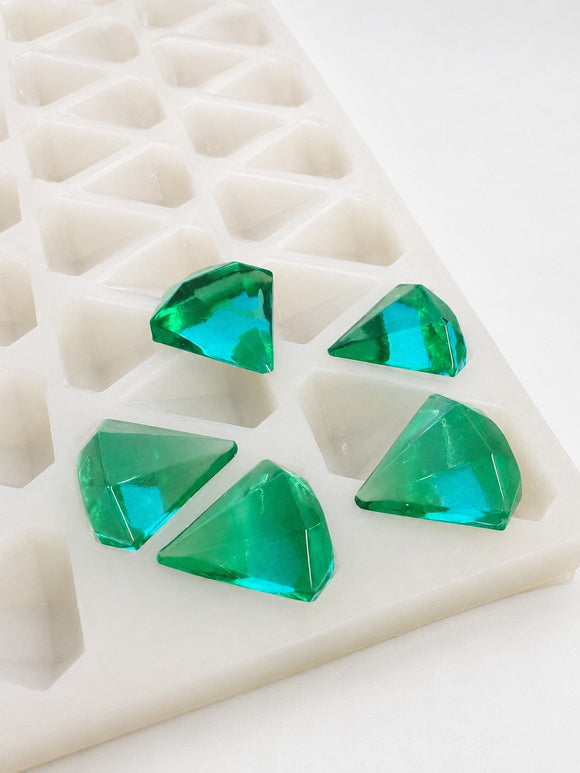 Moule à gummies diamant de 3.5 mL - 173 cavites - gros plan en angle, avec des gummies vert émeraude