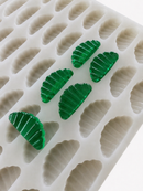 Moule à gummies quartier d’orange de 3 mL, 140 cavités — gros plan en angle avec gummies verts