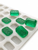 Moule à gummies brique de 4 mL, 185 cavités — vue latérale en angle avec gummies CBD translucides vert émeraude