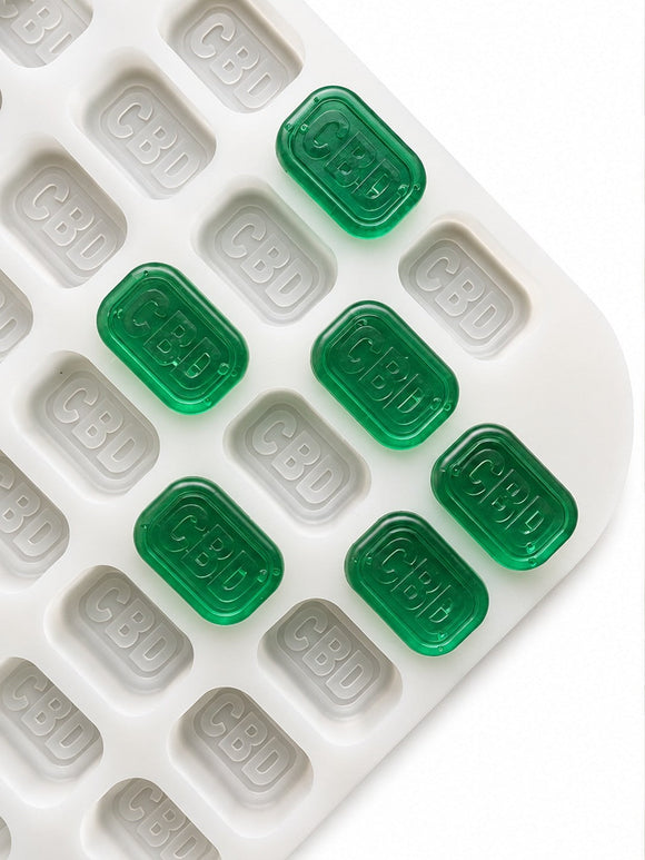 Moule à gummies brique de 4 mL, 185 cavités — vue de dessus en angle avec gummies CBD vert émeraude