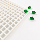 Moule à gummies carré de 4 mL - 192 cavites - vue du produit, sur fond blanc, avec des gummies vert émeraude
