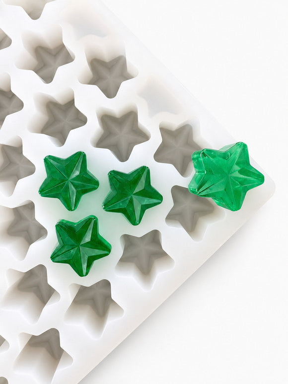 Moule à gummies etoile de 4 mL - 168 cavites - vue du produit, sur fond blanc, avec des gummies vert émeraude
