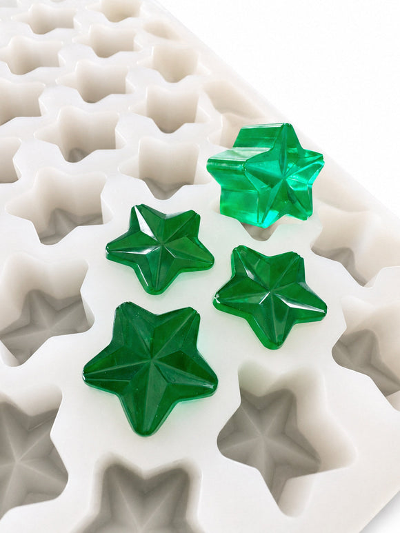 Moule à gummies etoile de 4 mL - 168 cavites - gros plan, avec des gummies vert émeraude, translucides