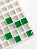 Moule à gummies carrés de 6 mL, 165 cavités — vue de dessus en angle; gummies carrés vert émeraude; fond blanc